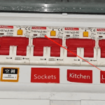 How many air switches are in the distribution box for the 20′ expansion box and how many P’s are in it?